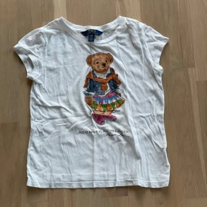 Ralph lauren t-shirt  - Äkta Ralph lauren t-shirt. Tyvärr förlåten t-shirt men så så fin. ❤️Har dock två små fläckar