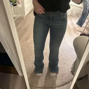 Snygga bootcut jeans från lee. Min mammas gamla så tror inte de säljs längre. 💖 Mid/low waist. Inga defekter 🙌🏼 Storlek 31w 34L Midjemått rakt över~ 39cm Innerbenslängd~ 85cm