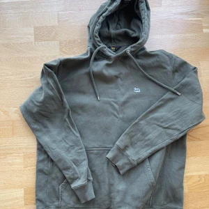 Hoodie  - Skogsgrön Hoodie i märket Lee. Knappt använd. 