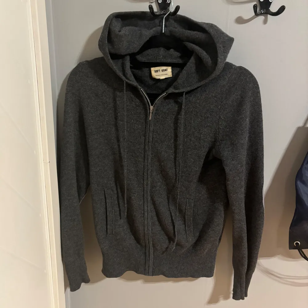 En kashmir hoodie i okej skick. Märket är soft goat och nypris på denna är 2600kr. Mitt pris är endast 1000kr pågrund av hålet vid armen, går säkert att fixa med lite nål och tråd, däremot så märker man inte det särkilt mycket när man har på sig den.. Hoodies.