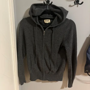 Soft goat kashmir hoodie  - En kashmir hoodie i okej skick. Märket är soft goat och nypris på denna är 2600kr. Mitt pris är endast 1000kr pågrund av hålet vid armen, går säkert att fixa med lite nål och tråd, däremot så märker man inte det särkilt mycket när man har på sig den.