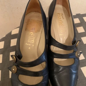 Skor  - Vardagsskor med två spännen o knappar låg klack 5cm äkta skinnsko svenska märkes skor Marie i nyskick kostat 499kr vmitt pris ca 200 viss tvekan om st 39a pris kan gå ner något vid köp av fler par lägre paket pris