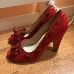 söta klackar - röda klackar med rosett, köpta på sellpy