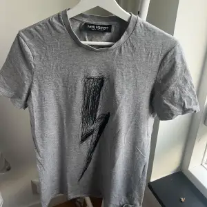 En Neil barret t shirt med 8/10 skick, inga tydliga defekter, passar 170-175. Skriv om ni har nån fundering.