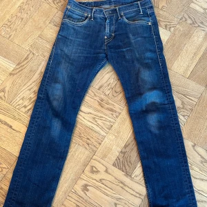 Vintage Levi's 501 - Stilrena Levi's 501 Väldigt mjuka och nice att ha på sig. Passar allt. 30/32 Midjemått: 82 Innerben: 78