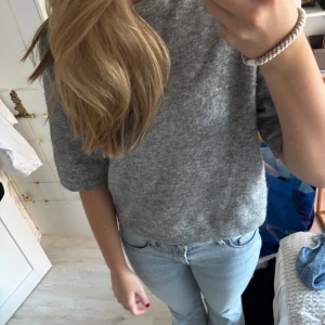 Trekvartsärmad stickad tröja från Otter stories - Trekvartsärmad stickad tröja från Other Stories. Som ny, knappt använd och super skön och perfekt till vintern🩶