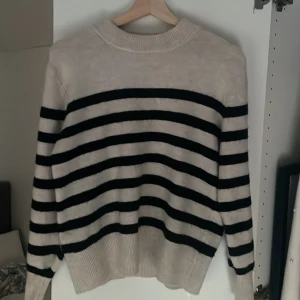 En randig stickad tröja från hm - Jätte mysigt till hösten och vintern! Bra skick 