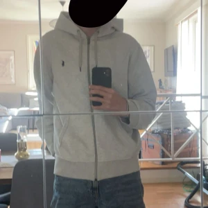 Polo Ralph Lauren Zip - Säljer nu min Ralph Lauren zip hoodie, använd en gång då den är för stor. Tvättad en gång. Inga som helst fläckar/skador!! 900kr, pris kan diskuteras vid snabb affär;)