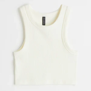 Beige ribbad linnetopp  - Säljer en superfin beige ribbad linnetopp från h&m. Den är ärmlös och croppad. Toppen är i ett mjukt och stretchigt material som gör den bekväm att bära hela dagen. Nypris 100🐑