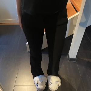 Lågmidjade kostymbyxor Bik Bok - superfina svarta lågmidjade kostymbyxor från bik bok, det är modellen Vera i storlek 38 men jag skulle säga att dom är som en 36 vilket är det jag har i alla andra byxor. innerbenslängden är 82 cm 🎀