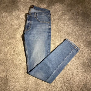 Lee slimfit Jeans - Hej, säljer ett par Lee slim fit jeans "Luke" i storleken W29L32. Jeansen är i topp skick, bara använda enstaka gånger. Nypris var runt 1000kr, mitt pris 149kr. Har du några frågor är det bara att höra av dig. Mvh