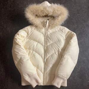 !BUD FRAM TILLS MÅNDAG! White vintage puffer dkny jacket very y2k vibe. It’s one of my favourite jackets ever but unfortunately I need money to save up for other important stuff since I already own different jackets. 