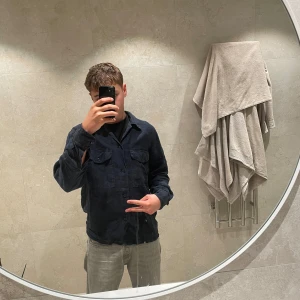 BOSS-overshirt - Bara använd ett fåtal gånger och i nyskick. Lite stor i storleken så är nog mellan s-m. Kvitto finns Skicka bara för mer frågor/ Lucas