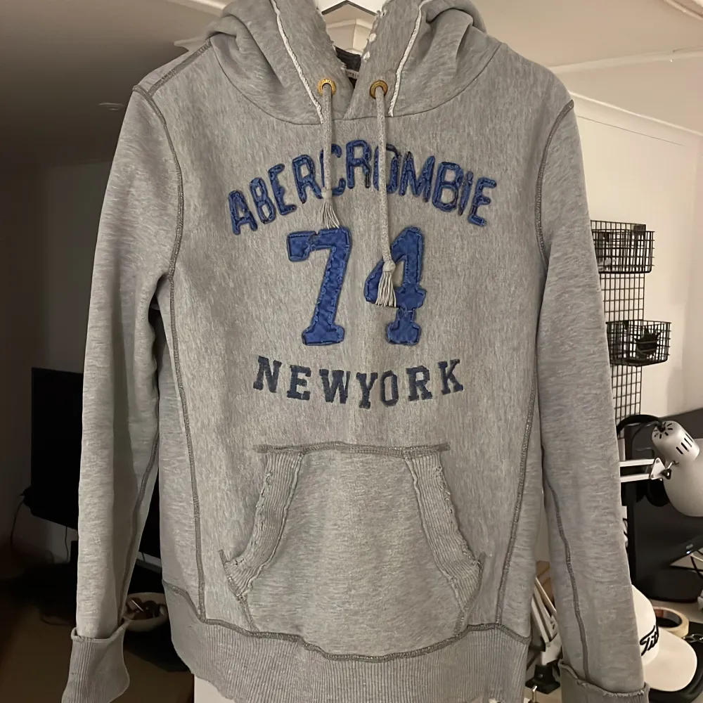 Supersnygg grå abercrombie and fitch hoodie med väldigt unika o super snygga slitningar! Hoodie är ganska tjock vilket gör den helt perfekt nu för kallare dagar. Kom med frågor och priset är inte hugget i sten!🙌 . Hoodies.