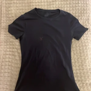 T-shirt - Köpt från intimissmi, har en liten fläck på magen. Mörkblå