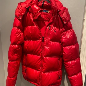Ralph Lauren Vinterjacka - Säljer nu en riktigt fet röd Ralph Lauren vinterjacka   Storlek Medium   Använd en vinter, köpt i butik Nyskick och nypris på 6000:- Pris ej hugget i sten, hör av er! 