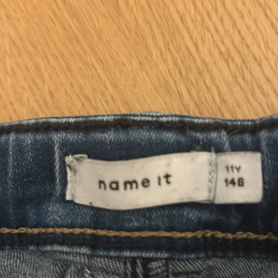 Ett par blå boot cut jeans  - 91