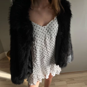 Prickig klänning  - Prickig klänning som ihop med en pälsjacka ger Cruella de Vil från 101 dalmatinerna😆 Har två stycken den på bilden är 36an!