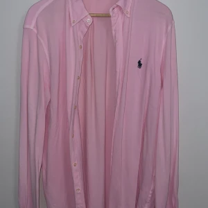 Ralph lauren mesh skjorta  - Skick: som ny Storlek: M Säljer då jag tyvärr aldrig använder mer. Skjortan är av ett super mjukt material då de känns mer som en tröja.