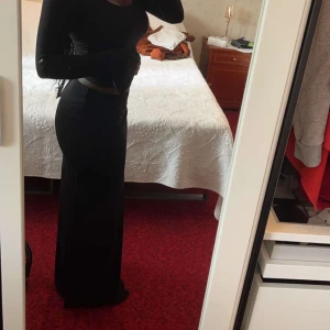 Svart långkjol - Säljer denna jättefina kjol från Gina men i fel modell men har inte kvar kvittot så därför testar jag och säljer här. Prislappen sitter kvar💕