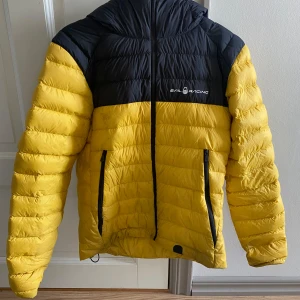 Sailracing Jacka - Säljer min Sailracing jacka. Använd under 2 vintrar. Hål i nederkant som är lagat. Färgen har förändrats lite på baksidan och baksidan av armarna men annars är den i bra skick. Nypris på runt 3500kr