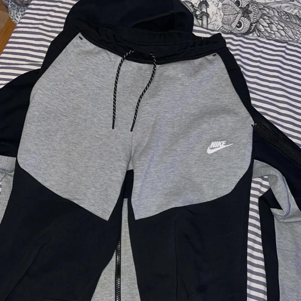 Tjena, säljer nu min nike tech fleece dress pga den aldrig används, andvänd ett få tal gånger men sen har den bara varit i garderoben. Storleken på koftan är Herr XS men den är mycker större så den passar mer till S/M och byxorna är S. Inga håll. MVH. Hoodies.