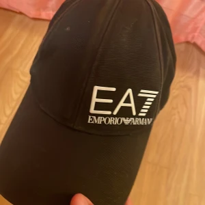 Armani/EA7 Keps ÄKTA - Jag har inte använt den på länge bara några gånger  ganska ny och äkta. Priset kan alltid diskuteras svarar så snabbt som möjligt.