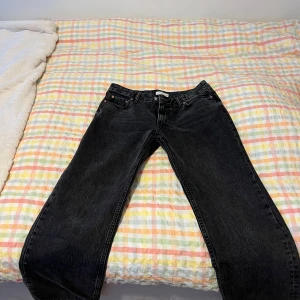 Petite svarta jeans - De perfekta jeansen från Ginatricot, detta är low straight. Tyvärr köpte jag fel storlek och tog bort lapparna utan att märka tills efteråt, dessa är alltså HELT nya. Ska köpa dessa i rätt storlek, älskar dom🥰🙏 Nypris är 499kr