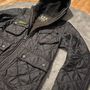 | säljer nu en tvärfet jacka från Barbour | Märke: Barbour | Skick: 10/10 | Storlek: M | Nypris: 3500 | Funkar både för höst och vinter | För fler frågor och bilder är det bara att skriva | Priset är diskuterbart vid snabb affär |