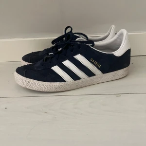 Adidas Gazelle skor - Lite smutsiga men inte så använda. Storlek 38 