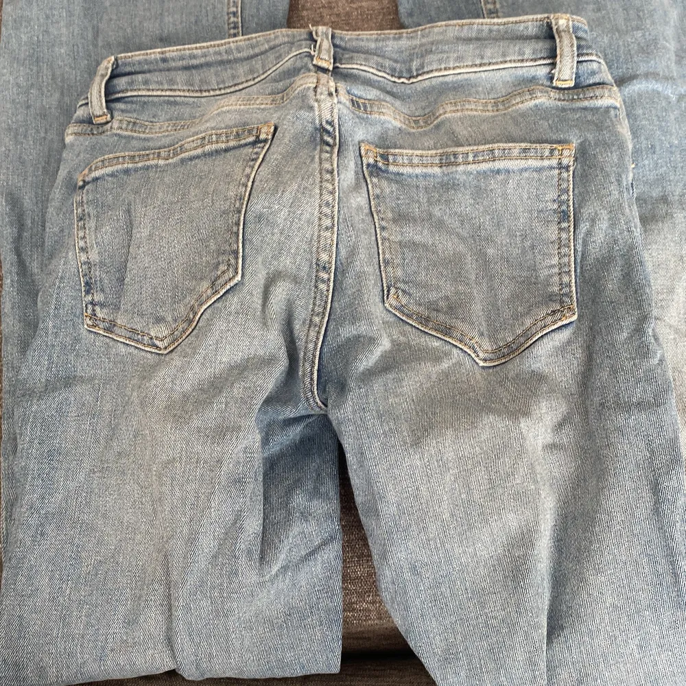 Säljer ett par snygga blå bootcut jeans från 157. De har en klassisk femficksdesign. Lågmidjade byxor. Perfekta för en avslappnad stil och passar till det mesta.  Har två fläkar längst ner. De är i bra skick och redo för en ny ägare!. Jeans & Byxor.