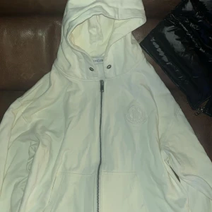 Moncler kofta - Storlek L skicka 9/10 priset kan diskuteras