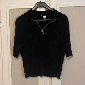 Söt tröja - Säljer denna fina tröjan då det inte är min stil längre! Fint skick och superstretchig så jätteskön att ha på sig! Nypris: 99kr