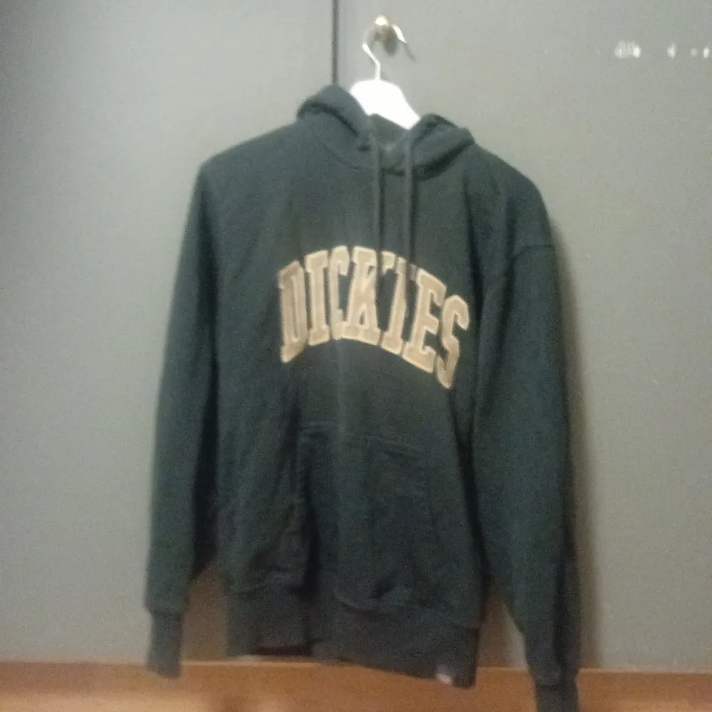 Hej säljer en mörkgrön dickies hoodie i bra skick knappt använd.. Hoodies.