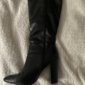 High knee - Jätte fina klackar som tyvärr inte kommer till användning längre, storlek 38 från nelly 🌺 Ord pris 799kr