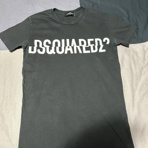 Dsquared2 T-shirt - Svart dsquared2 T-shirt i helt okej skick, storlek S, pris kan diskuteras.