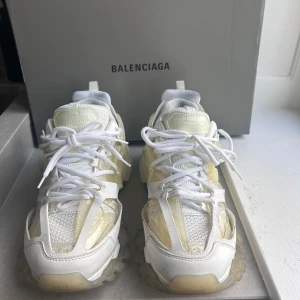 BALENCIAGA TRACK CLEAR SOLE - Nästan slutsålda överallt. Retail= 900$ Bland annat på Farfetch. Size 43 EU. Lite använda har lite smuts på laces enkelt att ta bort, tvätt erbjuds innan frakt. Vid få bort dessa snabbt så skicka gärna bud! Tillkommer Box, snören o dustbag. Dm mig, L ✅ HELST MÖTS UPP I STHLM✅