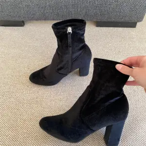 Suede boots från Steve Madden. Inte använda alls mycket så fortfarande bra skick. Mjuk och skön sula.