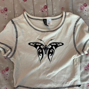 T-shirt med tryck - Från h&m, storlek xs.🎀 