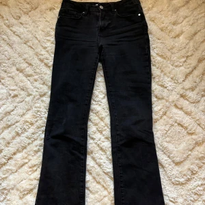 Svarta lågmidjade bootcutjeans - Svarta lågmidjade bootcutjeans från Zara Storlek 34. Mycket bra skick! 170kr ex frakt Pris kan disukuteras! 💜