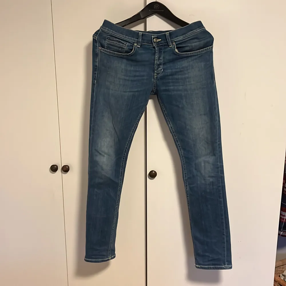 Säljer nu dessa Donudp jeansen i stl 31. Jeansen är i mycket fint skick och har moddele. George med passform skinntmy fit. Jag är 190 cm (OBS lite korta för mig) Vid fråga är det bara att skriva. Jeans & Byxor.