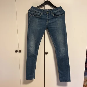 Dondup Jeans stl 31 - Säljer nu dessa Donudp jeansen i stl 31. Jeansen är i mycket fint skick och har moddele. George med passform skinntmy fit. Jag är 190 cm (OBS lite korta för mig) Vid fråga är det bara att skriva