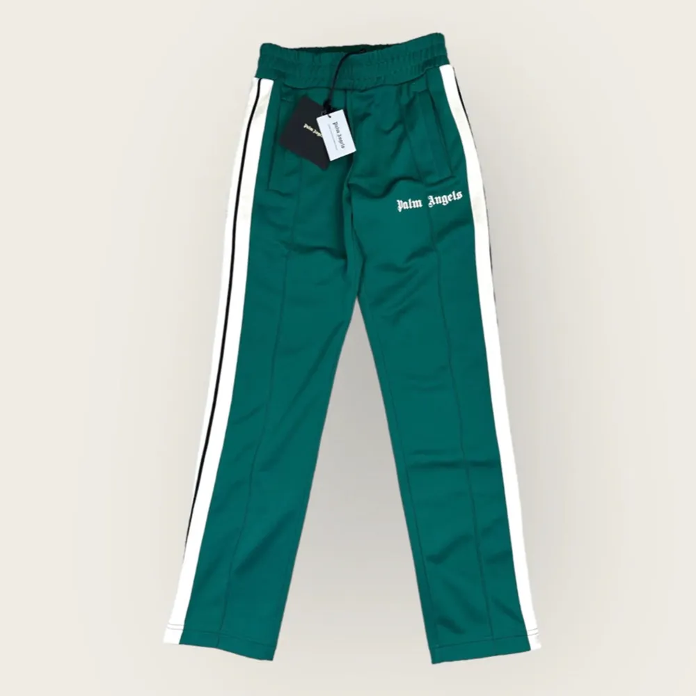 Ett par palm angels track pants i 8/10 skick och pris kan diskuteras . Jeans & Byxor.