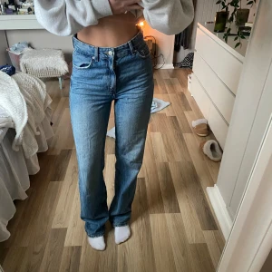 Jeans  - Raka jeans som är för högmidjade för min smak❤️