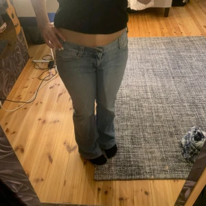 Vintage lågmidjade jeans - Väldigt snygga och lågmidjade jeans, sitter skönt och har fin färg. Skriv gärna för mer info!❤️