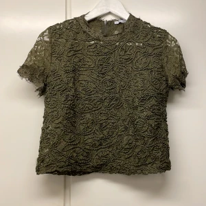 Spets tröja - Riktigt nice militär grön spets tröja!☺️