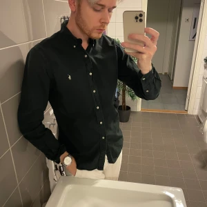 Polo Ralph Lauren skjorta - strl M - Läcker och stilren skjorta i slimfit M. Underbar passform och skönt material.  Nypris 1199kr Jag är 188 lång!