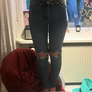 Jeans - Högmidjade jeans med hål som är använda ett antal gånger men väldigt fint skick. Passar s/xs