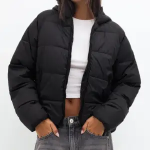 Puffer jacka storlek S eller Xs från pull and bear! nypris:500kr aldrig använd säljer för 400! 