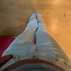 Jeans Zara - Snygga jeans från zara i ljusblå/vit färg. Väldigt bra skick, långa i benen. Storlek 40 men passar 38